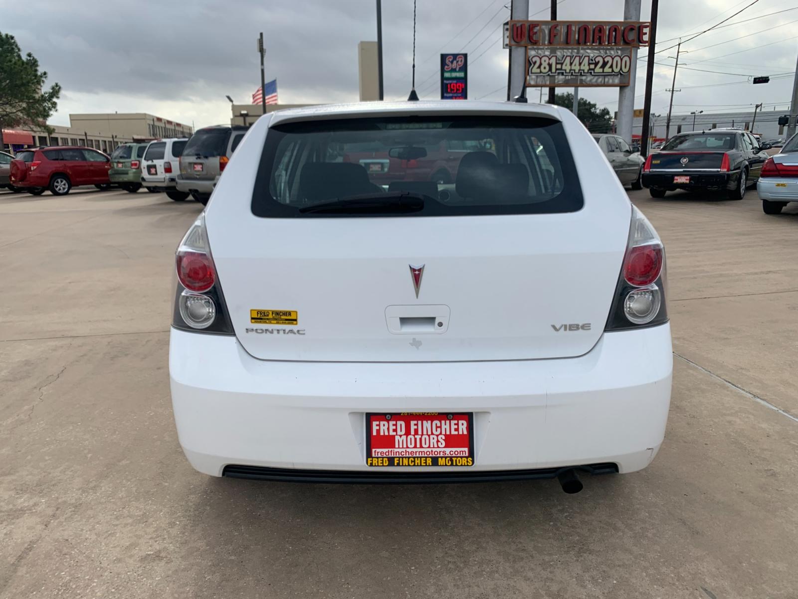 2009 white /black Pontiac Vibe 2.4L (5Y2SP67059Z) with an 2.4L L4 DOHC 16V engine, 4-Speed Automatic Overdrive transmission, located at 14700 Tomball Parkway 249, Houston, TX, 77086, (281) 444-2200, 29.928619, -95.504074 - Photo #5